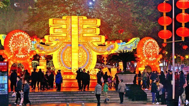 重庆万盛：万灯点亮 盛城迎春