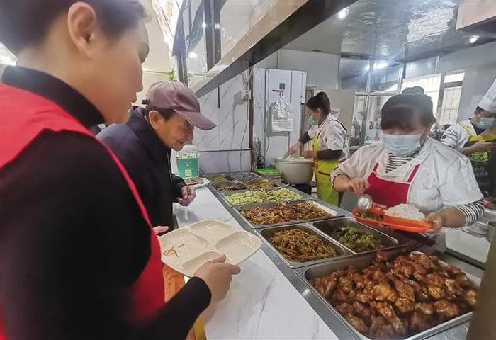 “家门口”的食堂让老人吃饭不再难