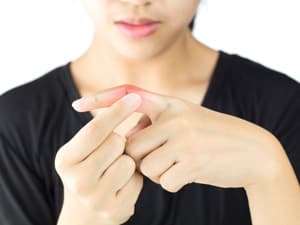 手指关节干裂起皮变硬的可能原因及应对方法