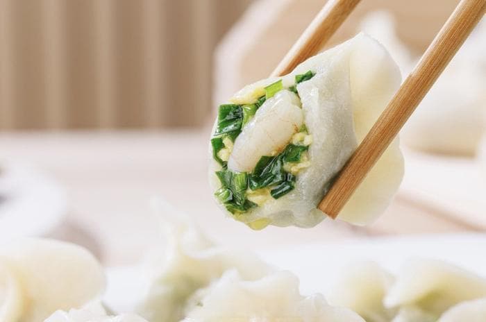 饺子在中国文化中具有丰富的象征意义和深厚的历史背景
