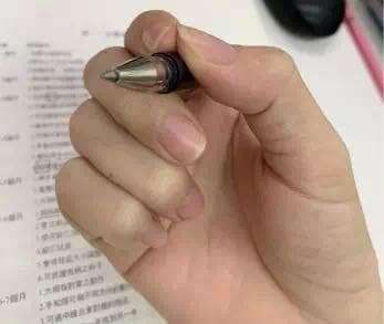 正确的握笔姿势：预防近视，助力书写