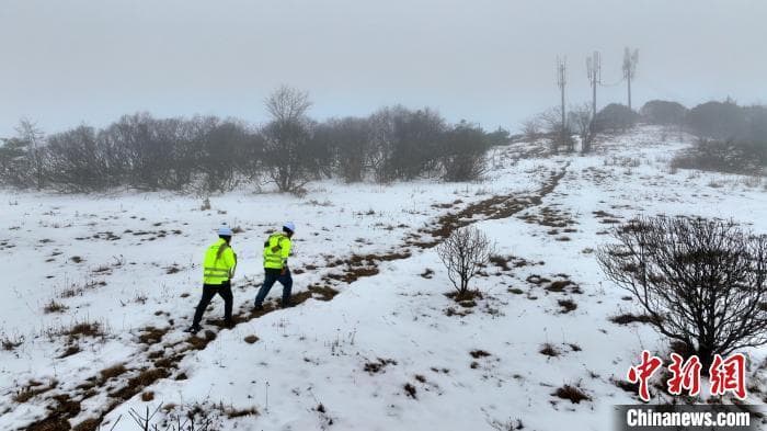 重庆山区的通信“守望者”：翻山越岭 踏雪巡检