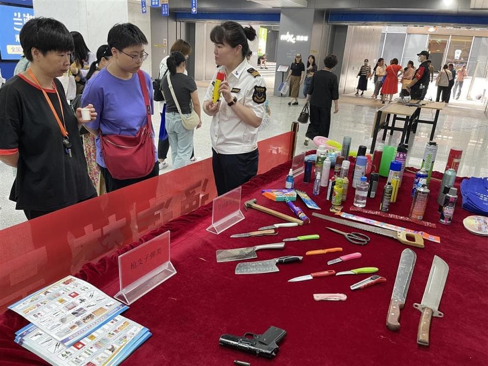都是喷雾，为何有的能带上地铁，有的不能？这场展览解答了市民心中的疑问