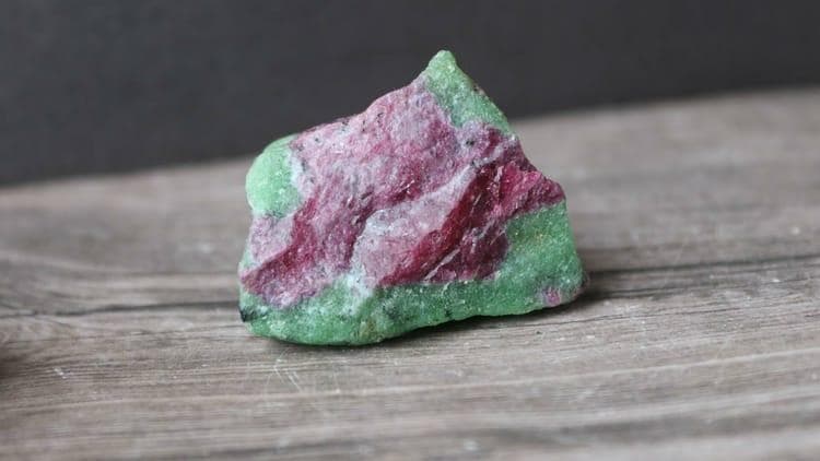红宝石RUBY｜慢温水晶天然矿石知识库