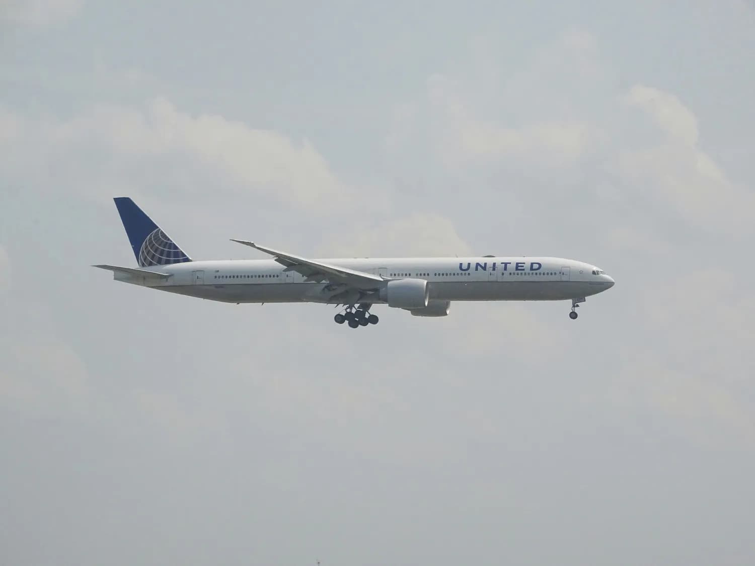 环球航空800号班机空难：230人遇难，推动航空安全进步