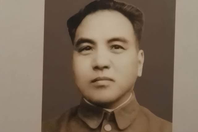 他可授元帅却客死外国，周总理亲自为他抬棺，五大元帅送殡