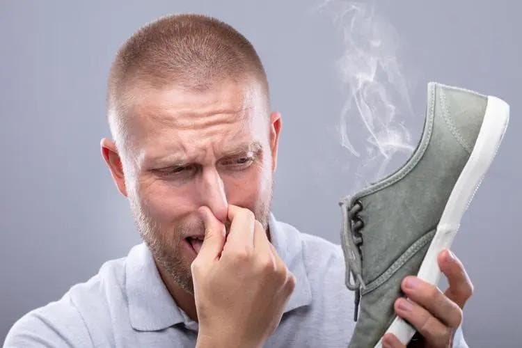 鞋子发臭怎么办？往鞋子里放一把这个，臭味全部消失，太神奇了