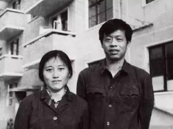 1980年“中国第一性学家”李银河，嫁给了丑不拉几的清洁工王小波