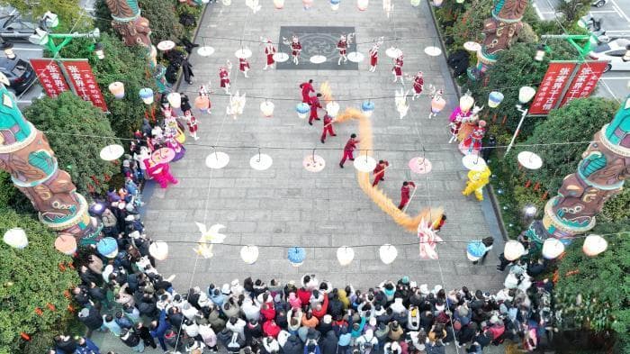 中外游客在湖南张家界体验土家“过赶年”