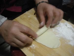 蟹壳黄：酥脆咸香的传统中式点心制作指南