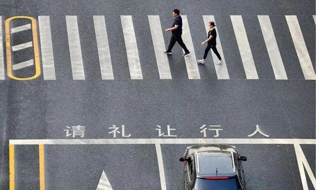新规又来了！斑马线新增“五米禁停区”！车主：还让不让开车了？