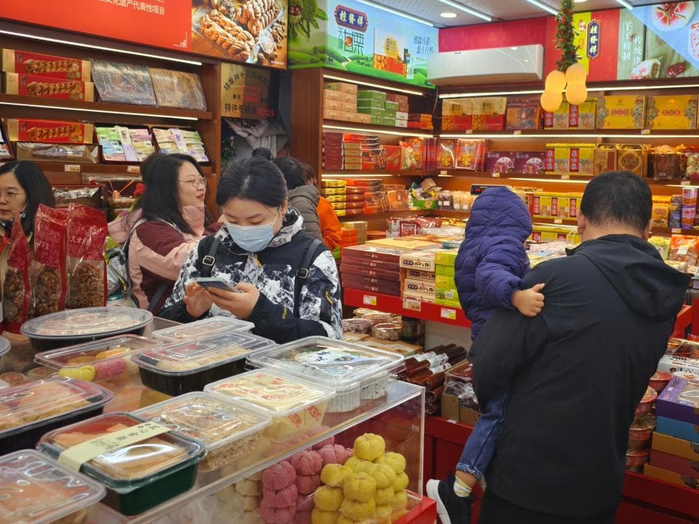 “非遗火”“数字热”“全球购”，今年春节年货市场看点多