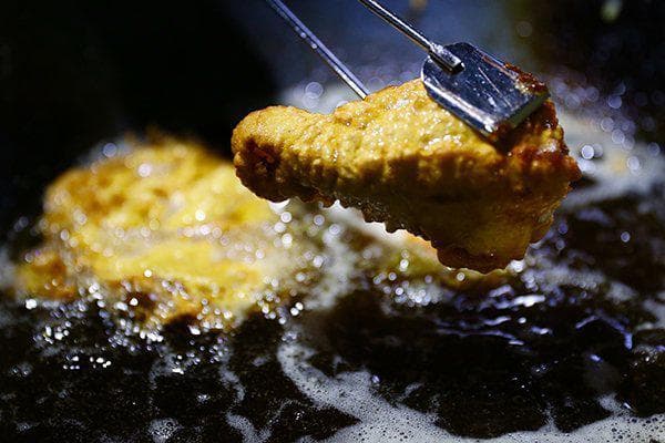 油炸食物时在油锅里加入少量盐，油就不会外溅了吗？