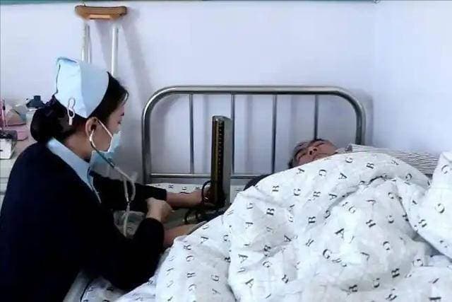 医生发现：胃病患者若常吃苹果，用不了多久，身体或会有4种改善