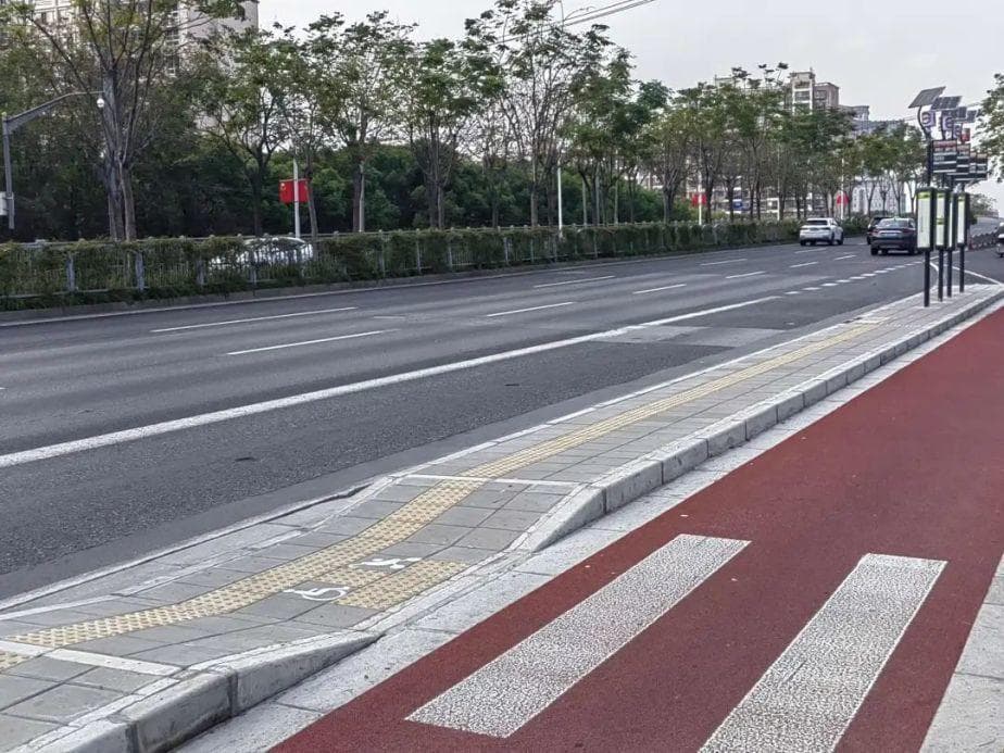 让公交服务更适老、出行体验更舒心，浦东完成30个公交站台适老化改造