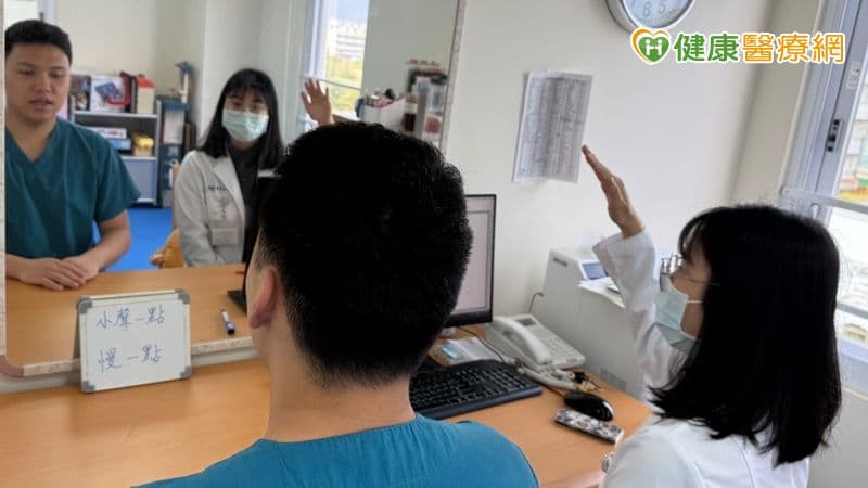 30岁男子声音沙哑竟是声带长茧！医生揭秘“治疗方式”恢复嗓音