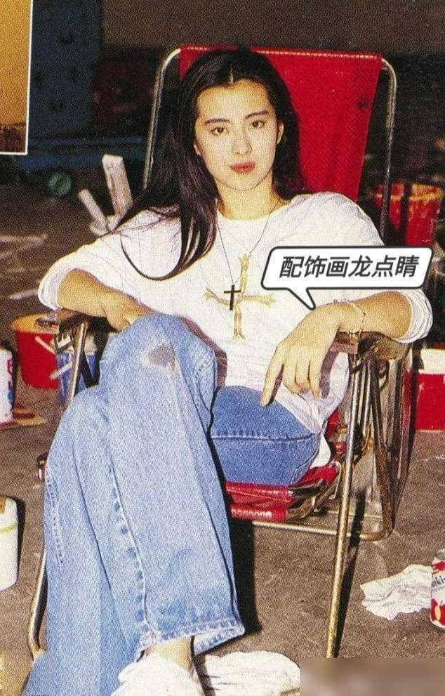 港风"时尚回归：看港星穿搭魅力与复古潮流搭配精髓