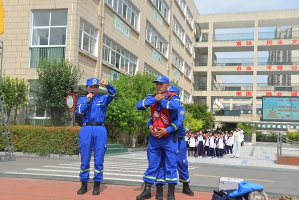 蓝天救援队走进固镇县第一小学开展防溺水安全教育活动