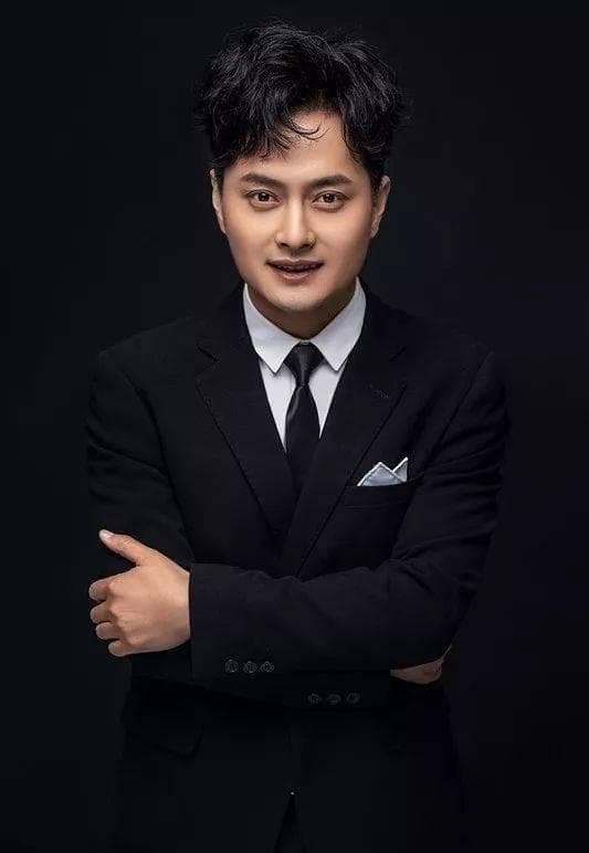 音乐之巅的对话：云飞VS桑杰才让，《在那东山顶上》的旷世争锋