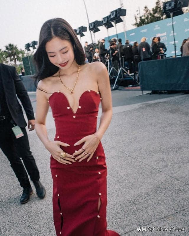 Jennie成首位获Billboard韩国个人歌手，在全球创下惊人成绩！