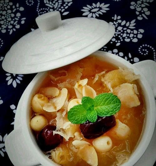 营养美味，轻松DIY——银耳桂圆莲子红枣百合薏仁黑米粥的做法