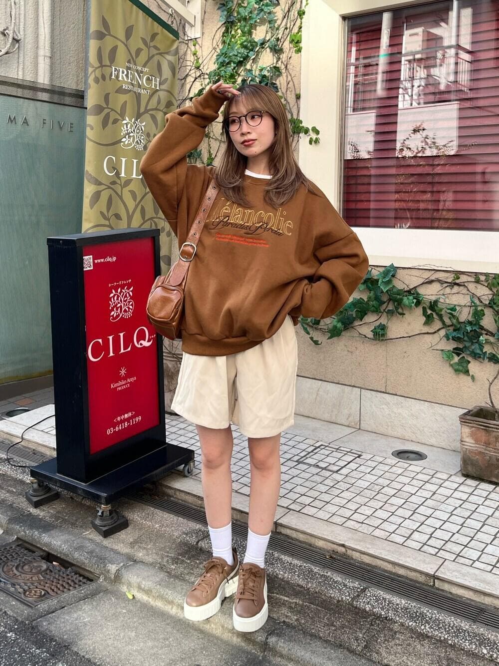 2024秋冬日本女生聪明穿搭术！从大学TEE营造日系街头休闲LOOK