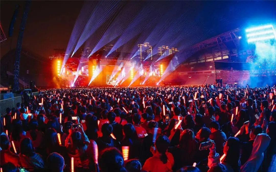 演唱会新风：允许部分歌手闭麦，让观众先唱