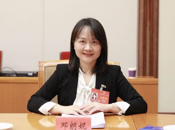邓朗妮代表：依托人工智能技术，加快推进城市立体停车场建设，破解停车难困局