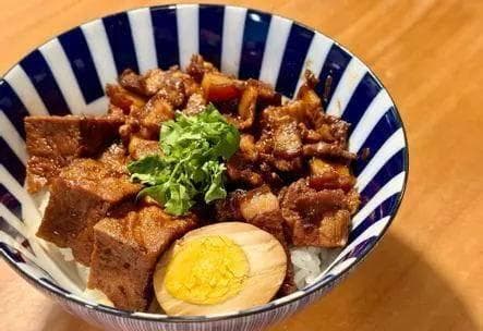 手切卤肉饭，是一道让人垂涎欲滴的传统美食，需要一些特别的技巧