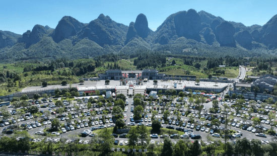 江西龙南：国庆登山旅游热潮涌动