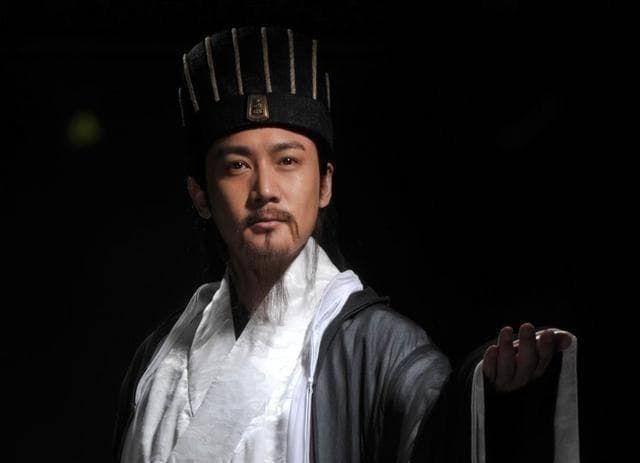 三国时期十大谋士智谋大比拼：诸葛亮、郭嘉、贾诩等人的智慧较量