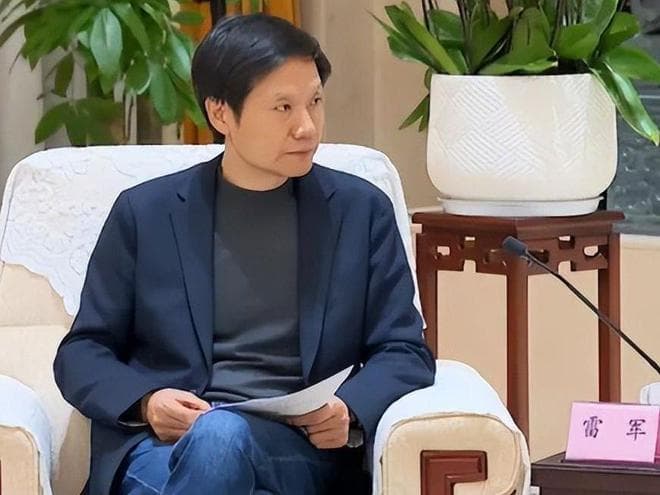 雷军参加湖北企业家座谈会，为何只能坐侧位，做中间的人凭什么？