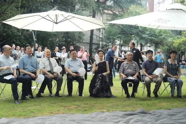 史依弘京剧剧照与连环画同台，上海人美社演绎国粹新篇