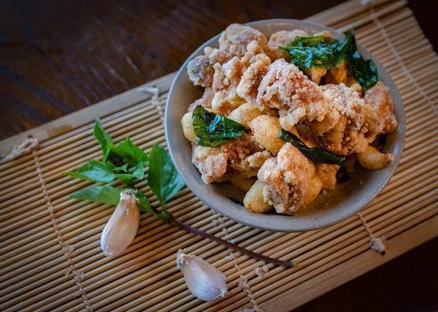 炸酥肉，有人用面粉也有人用淀粉，大厨：都不对，这才是正确做法