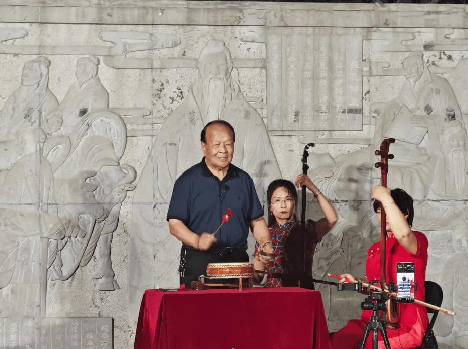 河南巩义：多彩夜间广场文化活动让市民乐享文化“夜宴”