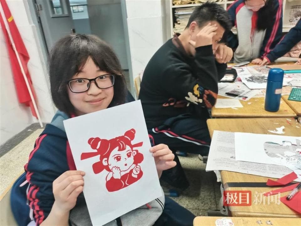 “哪吒”剪纸进课堂，巧手裁出非遗美