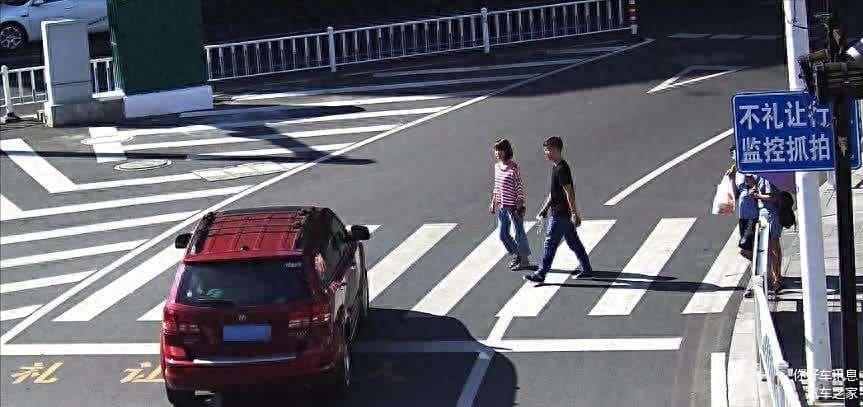 为什么绿灯右转也扣分？老司机来告诉你，怎么正确无误右转！
