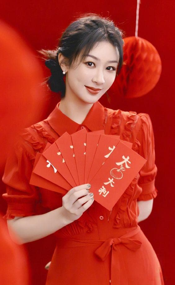 新年跟着这样拍！过年宅家的5个拍照构图+Pose，利用红包、福字氛围感满满～