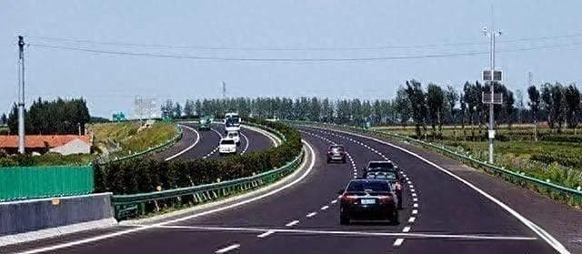 高速路上遇堵车，8个保命技巧助你安全脱困