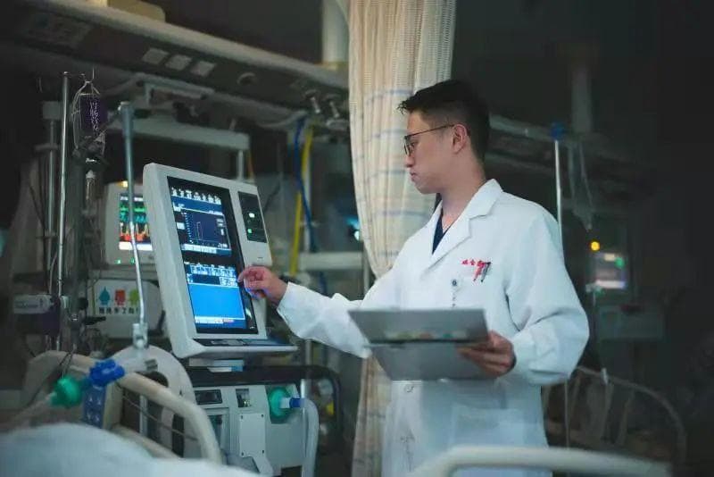 突然40.5°C，女教师抽搐昏迷！上海瑞金医院：她体内有个“定时炸弹”！