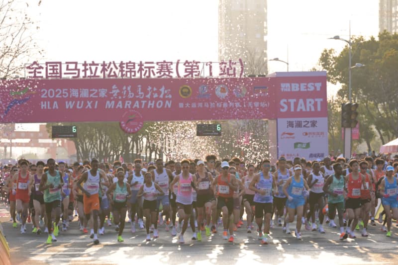 2025无锡马拉松鸣枪开跑：3万跑者共赴樱花之约