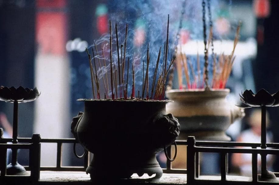 如何理解“人争一口气，佛争一炷香”这句话？