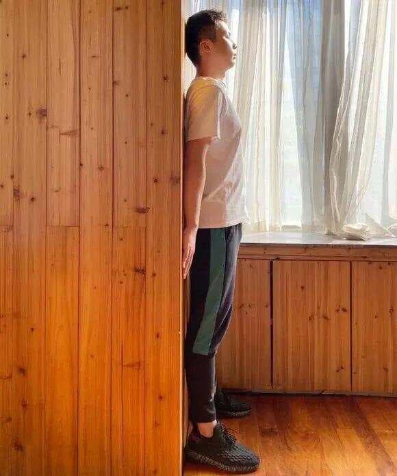 靠墙站立，一种简单却高效的“长寿运动”，关键5点要知道