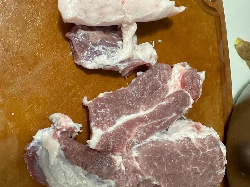 梅头肉的多种烹饪方式：从肉片到肉饼的备餐指南