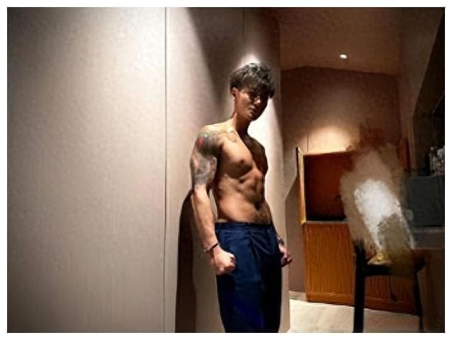 黄子韬Instagram晒腹肌，网友热议背后的努力与压力