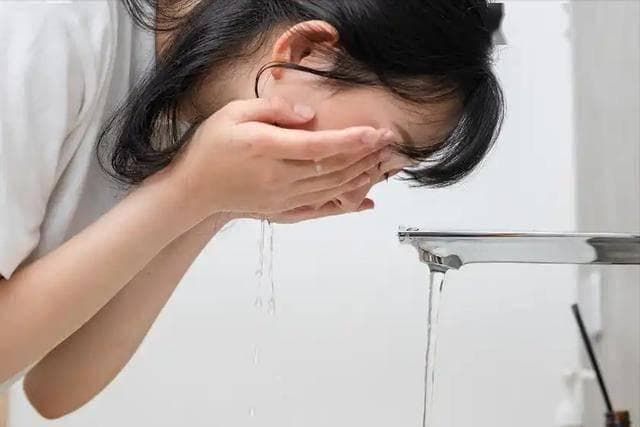 冬天坚持用热水洗脸的人，不出2个月，身体可能会出现这几个变化