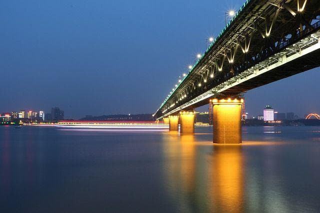 漫步湖北武汉：从黄鹤楼到长江大桥的诗意之旅