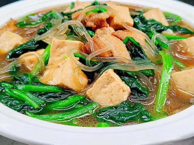 冬天的餐桌怎么能没有菠菜炖豆腐，做法简单，暖融融的，满足全家