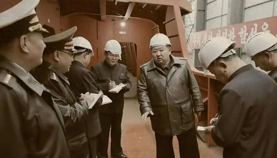 朝鲜也要造神盾舰了？朝鲜新军舰曝光，乍一看还以为是中国055！