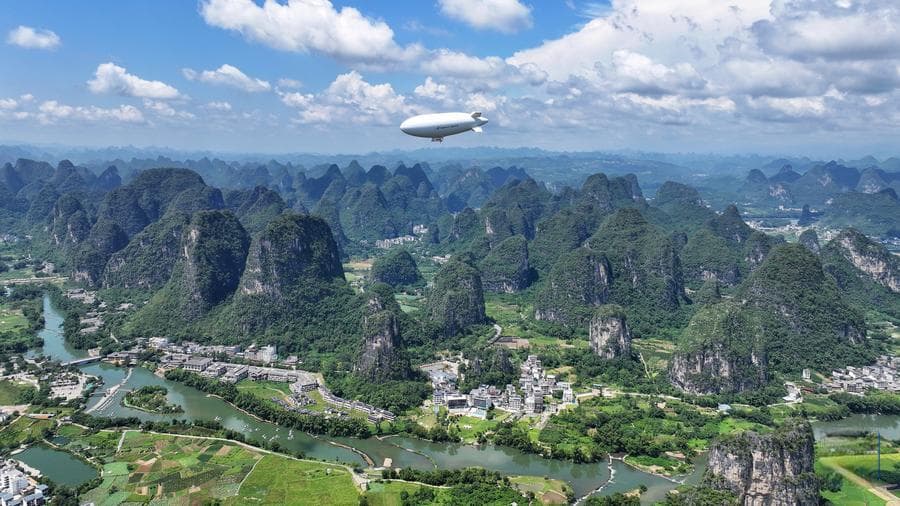 中国AS700载人飞艇将低空旅游带向云端